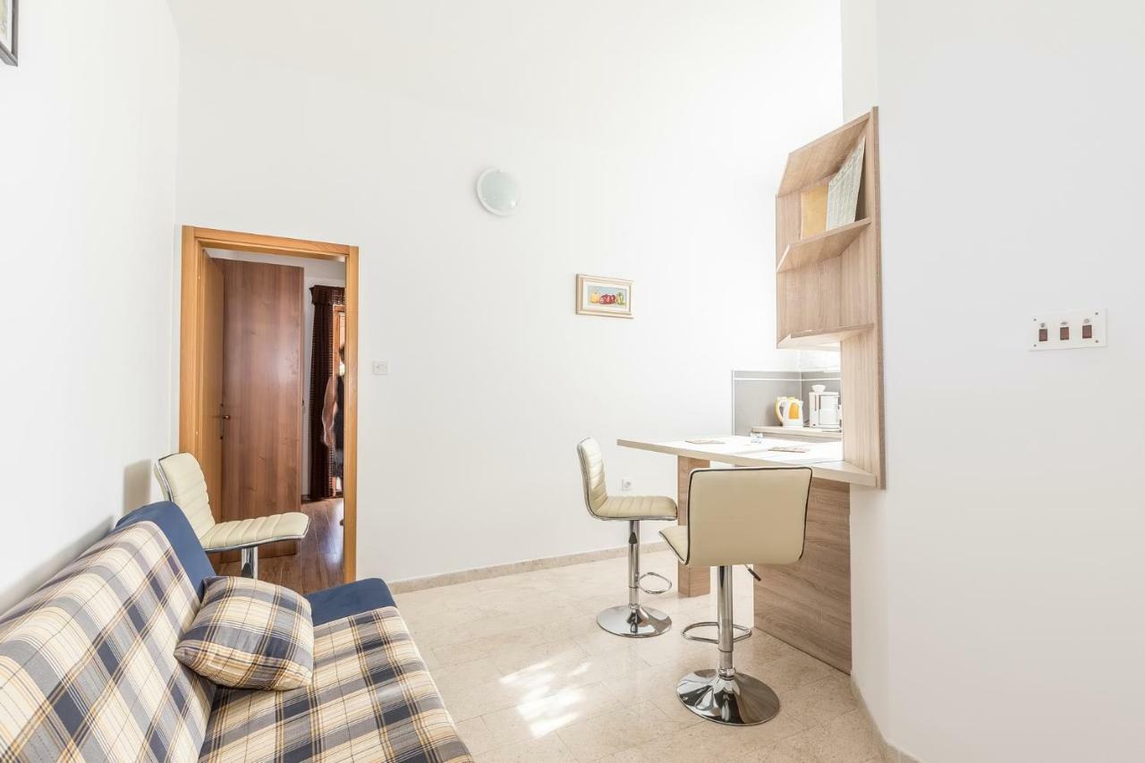 Apartments Darinka Porec Bagian luar foto